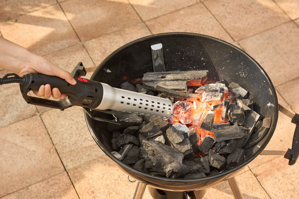 Grilllighter får trækullet til at gløde i en kuglegrill