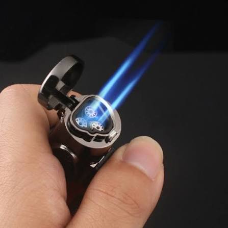 Gaslighter med tre blå jetflammer i hånden