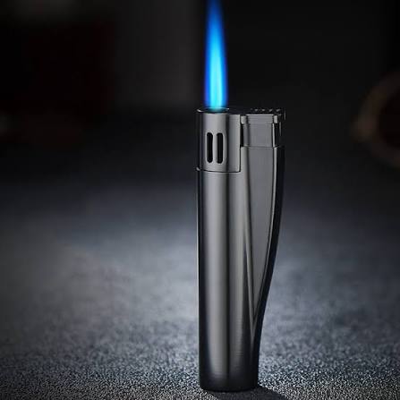 Jet lighter med en blå flamme under tryk