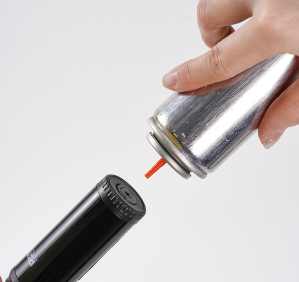 Genopfyldelig lighter fyldes op på hovedet med butangas